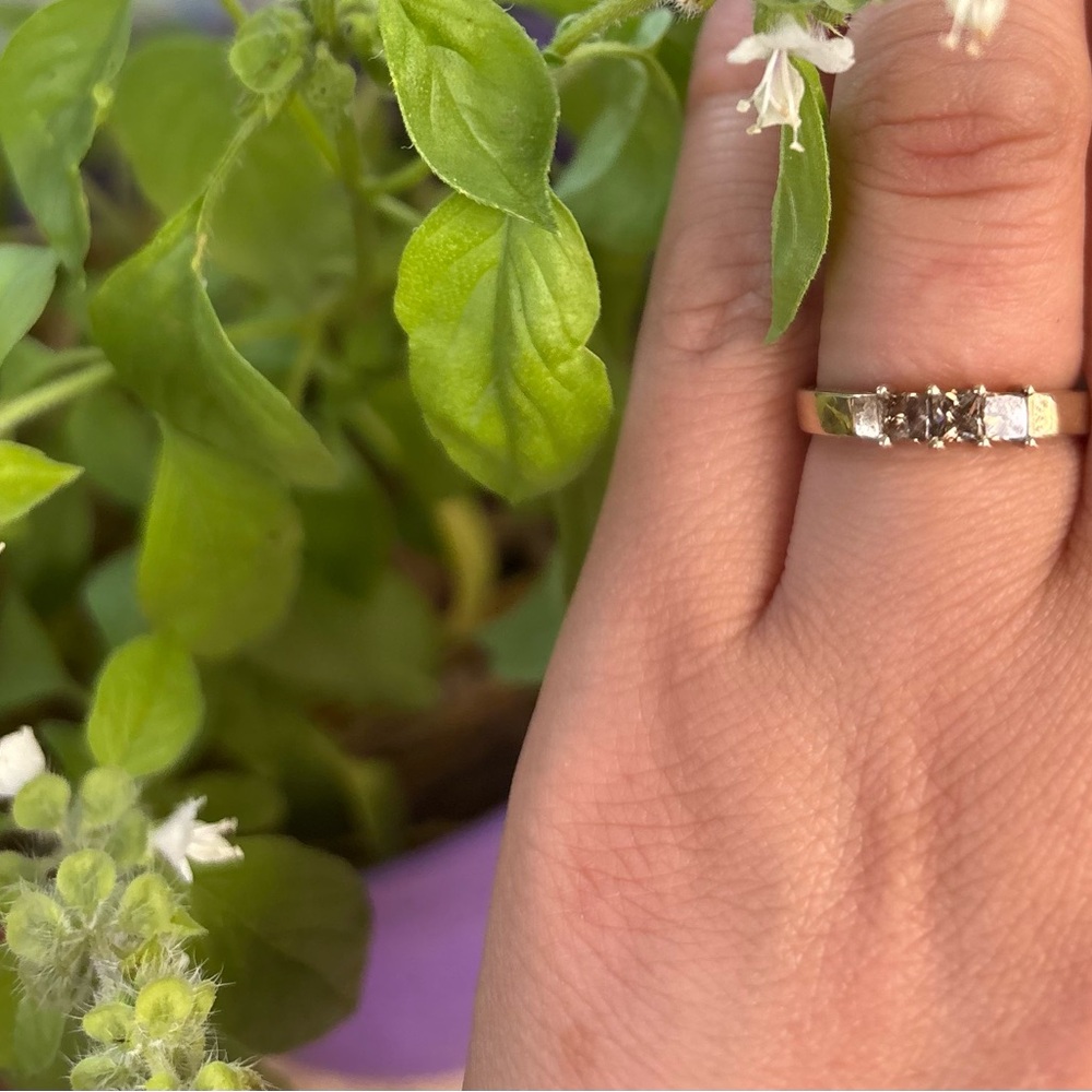 Gorgeous diamond 10K gold ring ✨